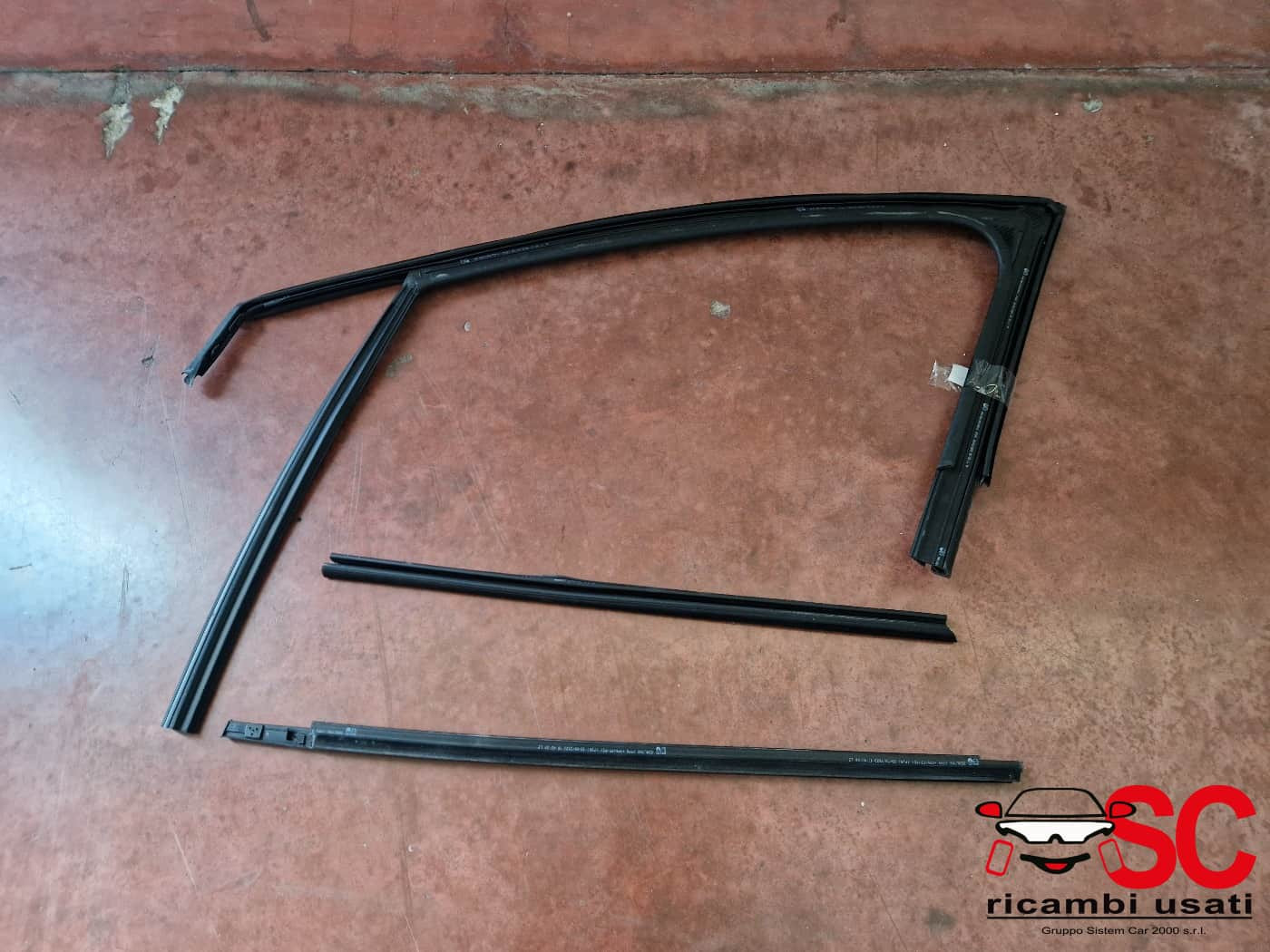 GUARNIZIONE PORTIERA ANTERIORE DESTRA DACIA Jogger Serie (21>)