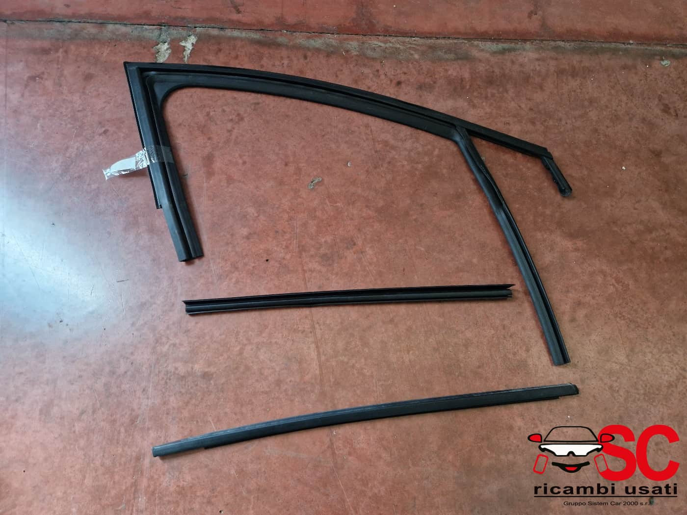 GUARNIZIONE PORTIERA ANTERIORE DESTRA DACIA Jogger Serie (21>)
