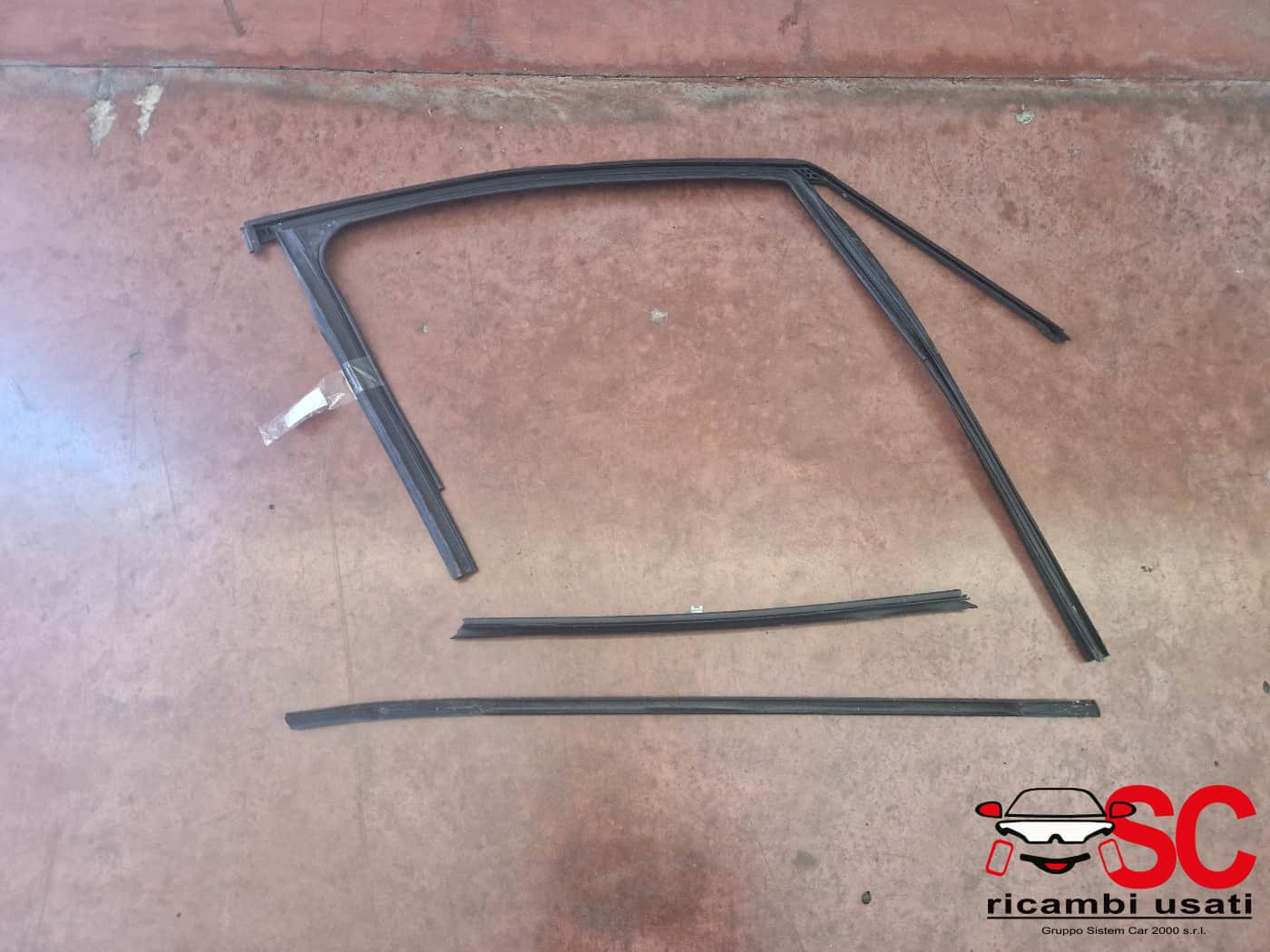 GUARNIZIONE PORTIERA ANTERIORE SINISTRA BMW Serie 2 Active Tourer (F45) 7326147 (14>18)