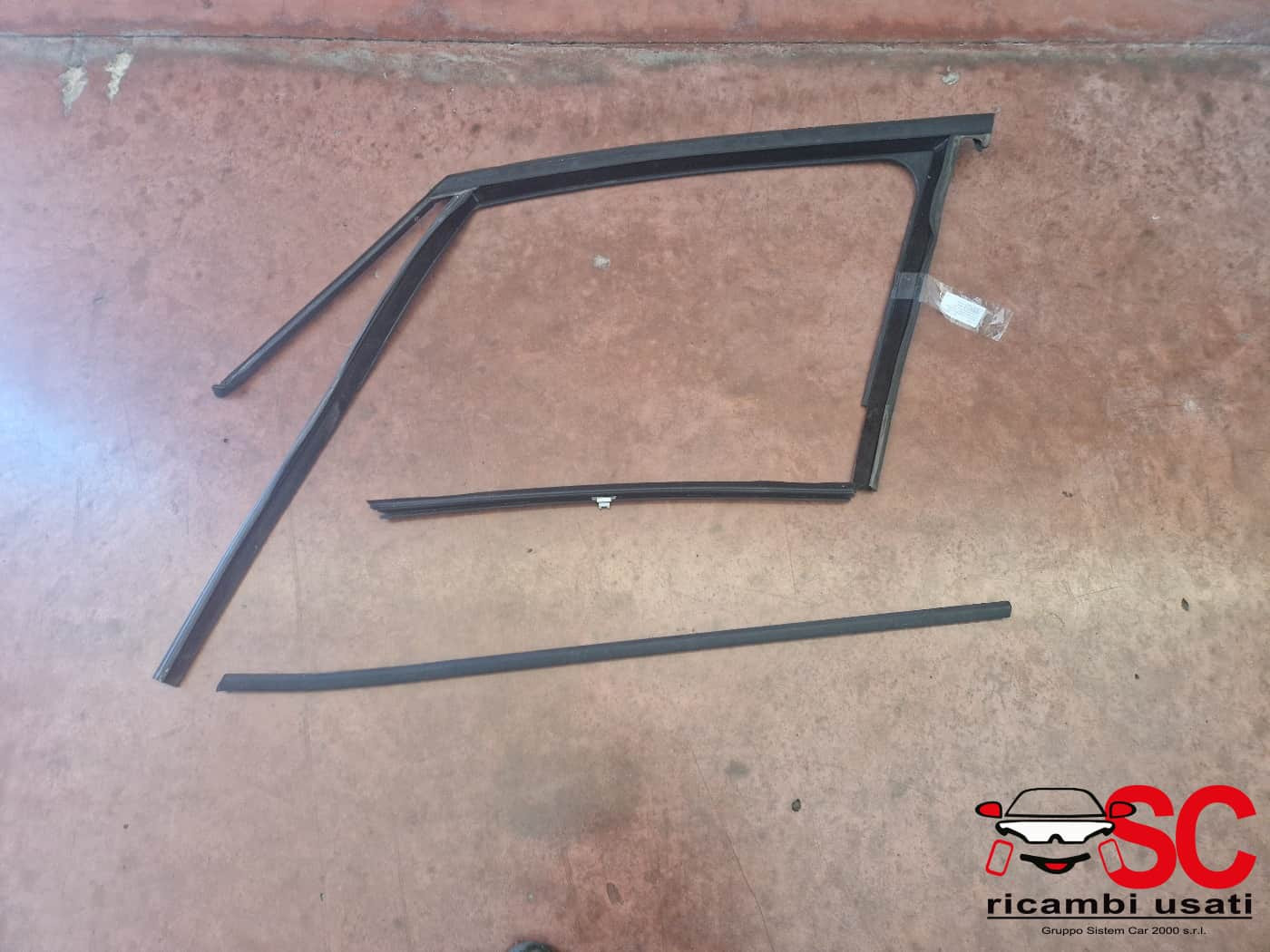 GUARNIZIONE PORTIERA ANTERIORE SINISTRA BMW Serie 2 Active Tourer (F45) 7326147 (14>18)