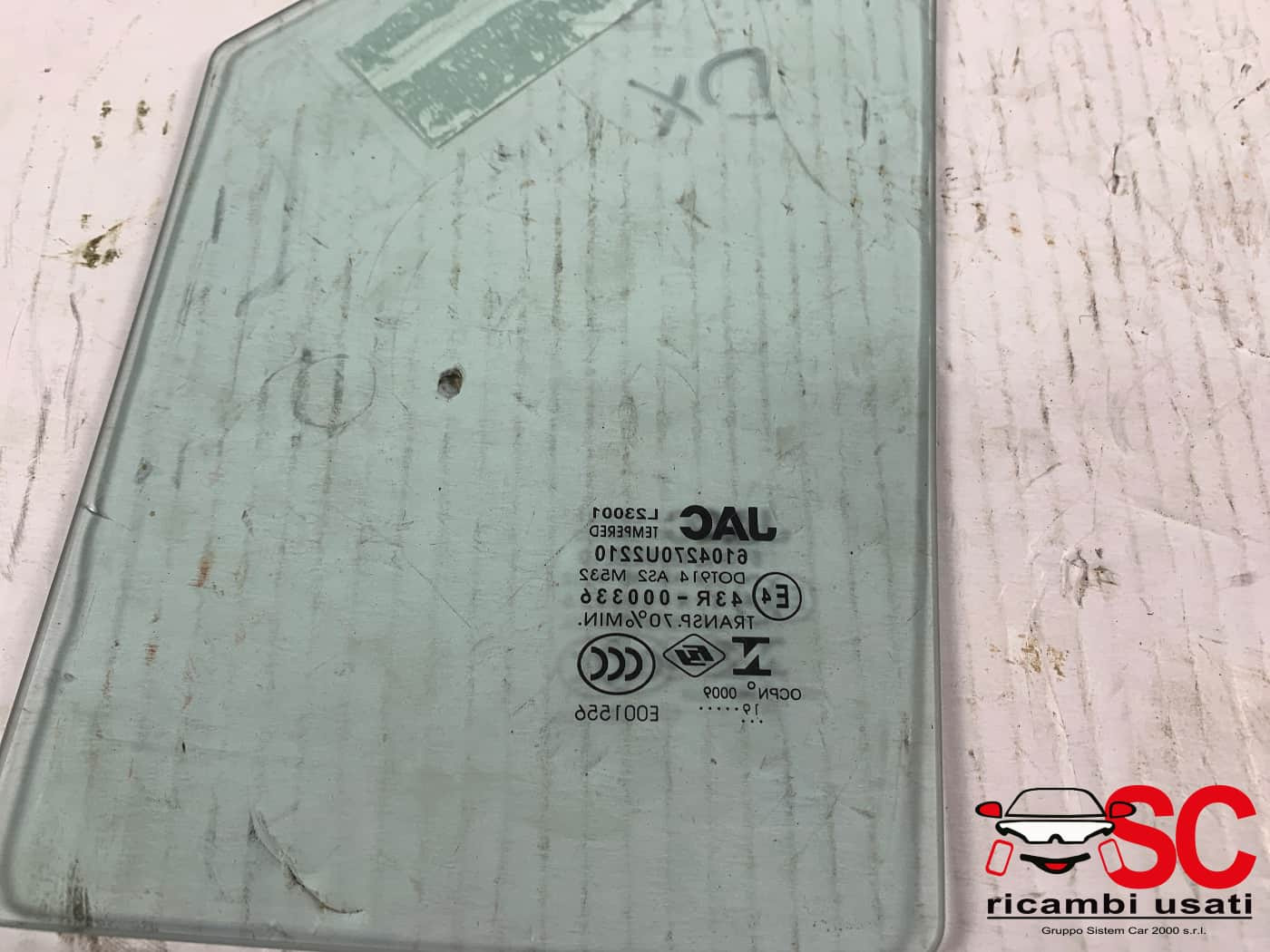 VETRO FISSO LATERALE DESTRO DR 4 Serie 6104270U2210 (21>)