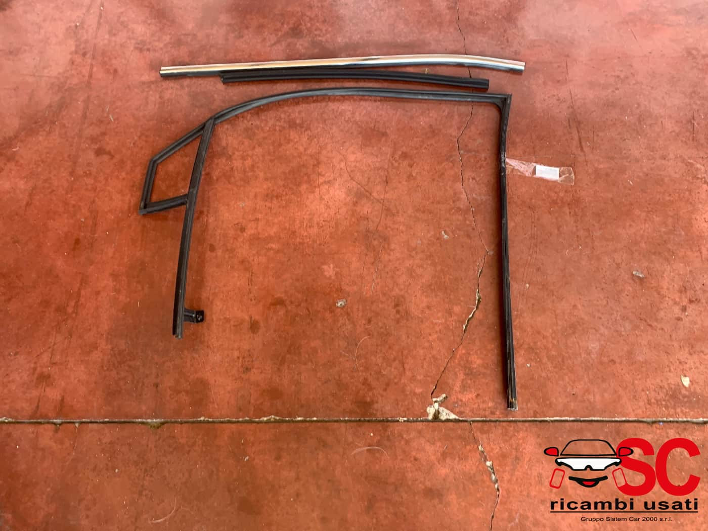 GUARNIZIONE PORTIERA ANTERIORE SINISTRA DR 4 Serie 6104130U2210 (21>)