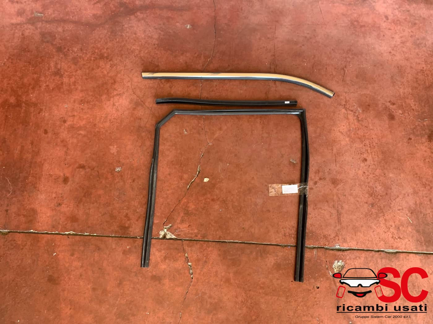 GUARNIZIONE PORTIERA POSTERIORE DESTRA DR 4 Serie 6204230U2210 (21>)