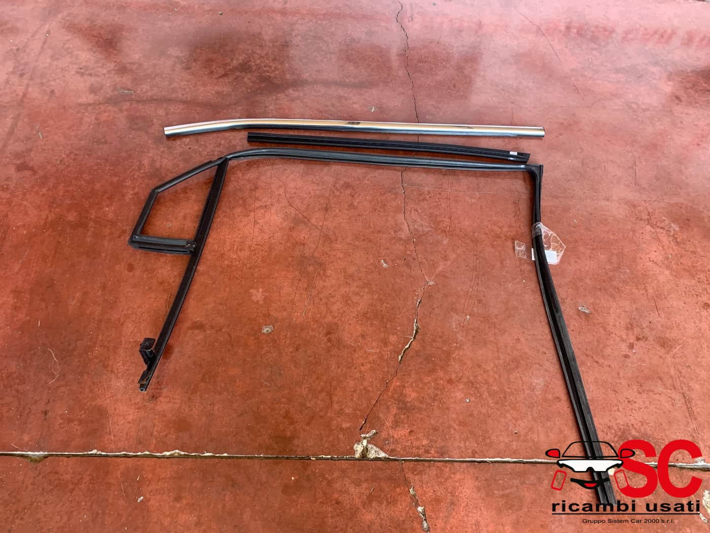 GUARNIZIONE PORTIERA ANTERIORE DESTRA DR 4 Serie 6104230U2210 (21>)