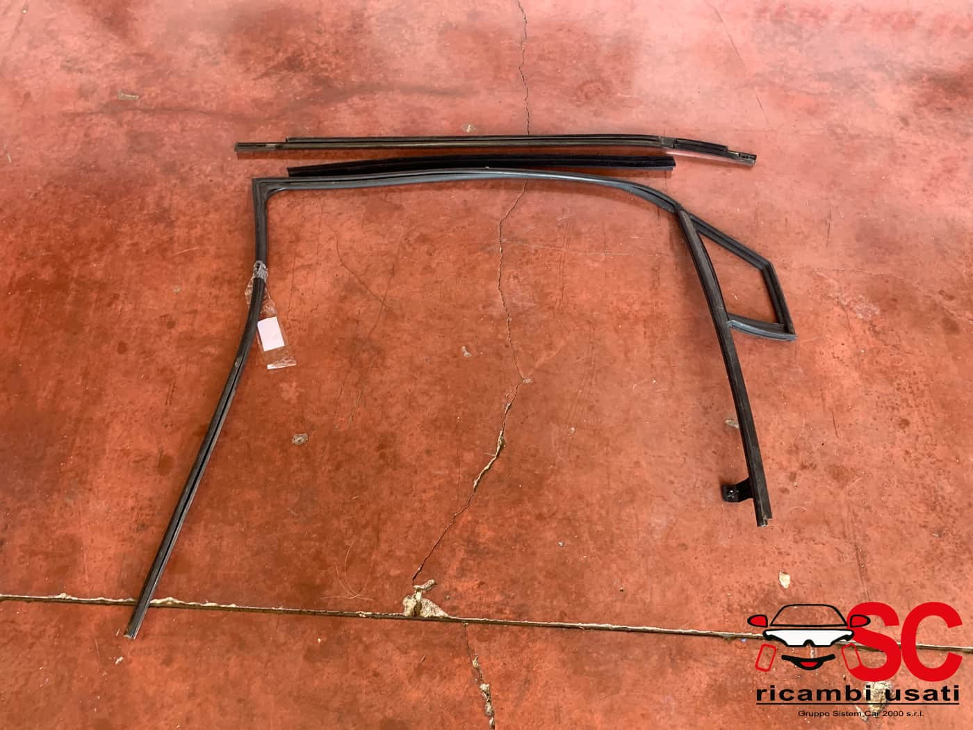 GUARNIZIONE PORTIERA ANTERIORE DESTRA DR 4 Serie 6104230U2210 (21>)