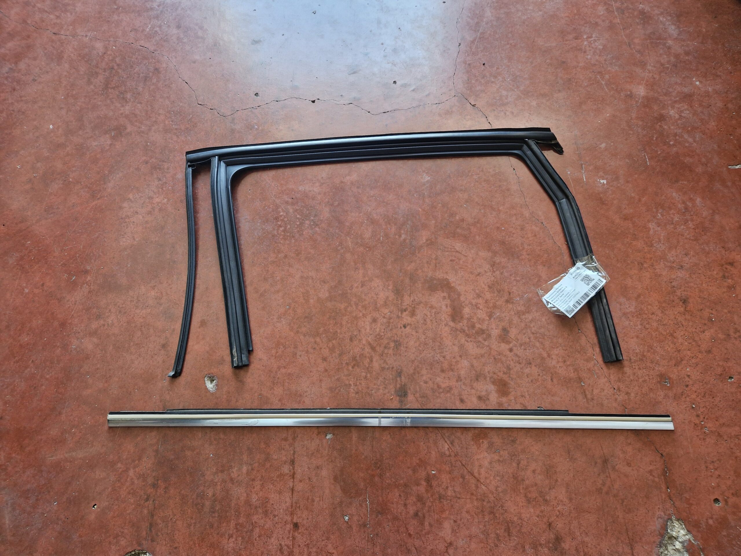 GUARNIZIONE PORTIERA POSTERIORE SINISTRA MERCEDES Classe B W246 2° Serie A2467350700 651930 (12>)
