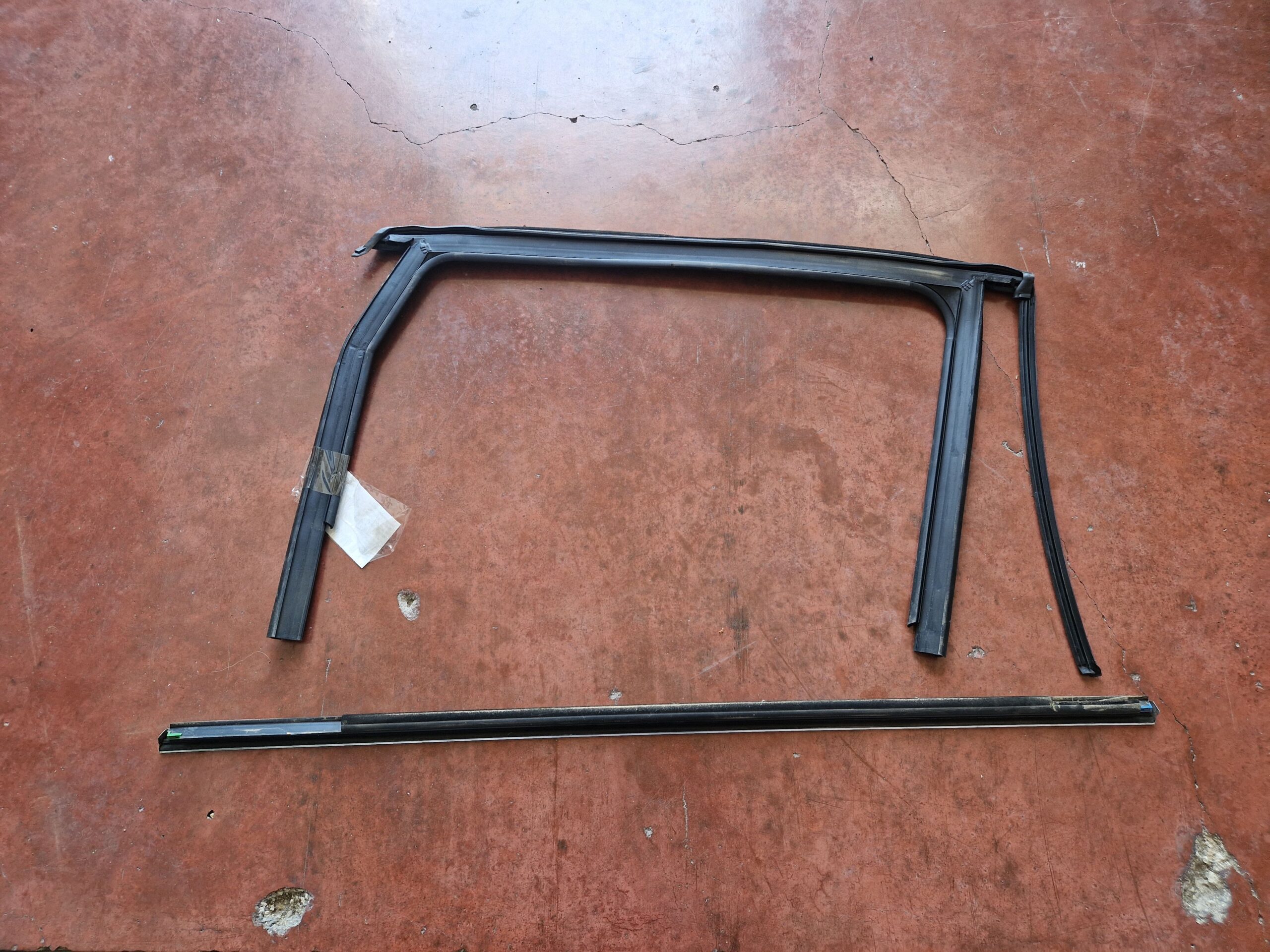 GUARNIZIONE PORTIERA POSTERIORE SINISTRA MERCEDES Classe B W246 2° Serie A2467350700 651930 (12>)