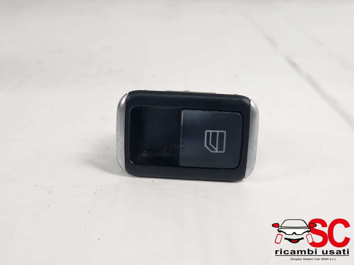 PULSANTE ALZAVETRO POSTERIORE DESTRO MERCEDES Classe A Serie (W176) A2049058102 (12>18)