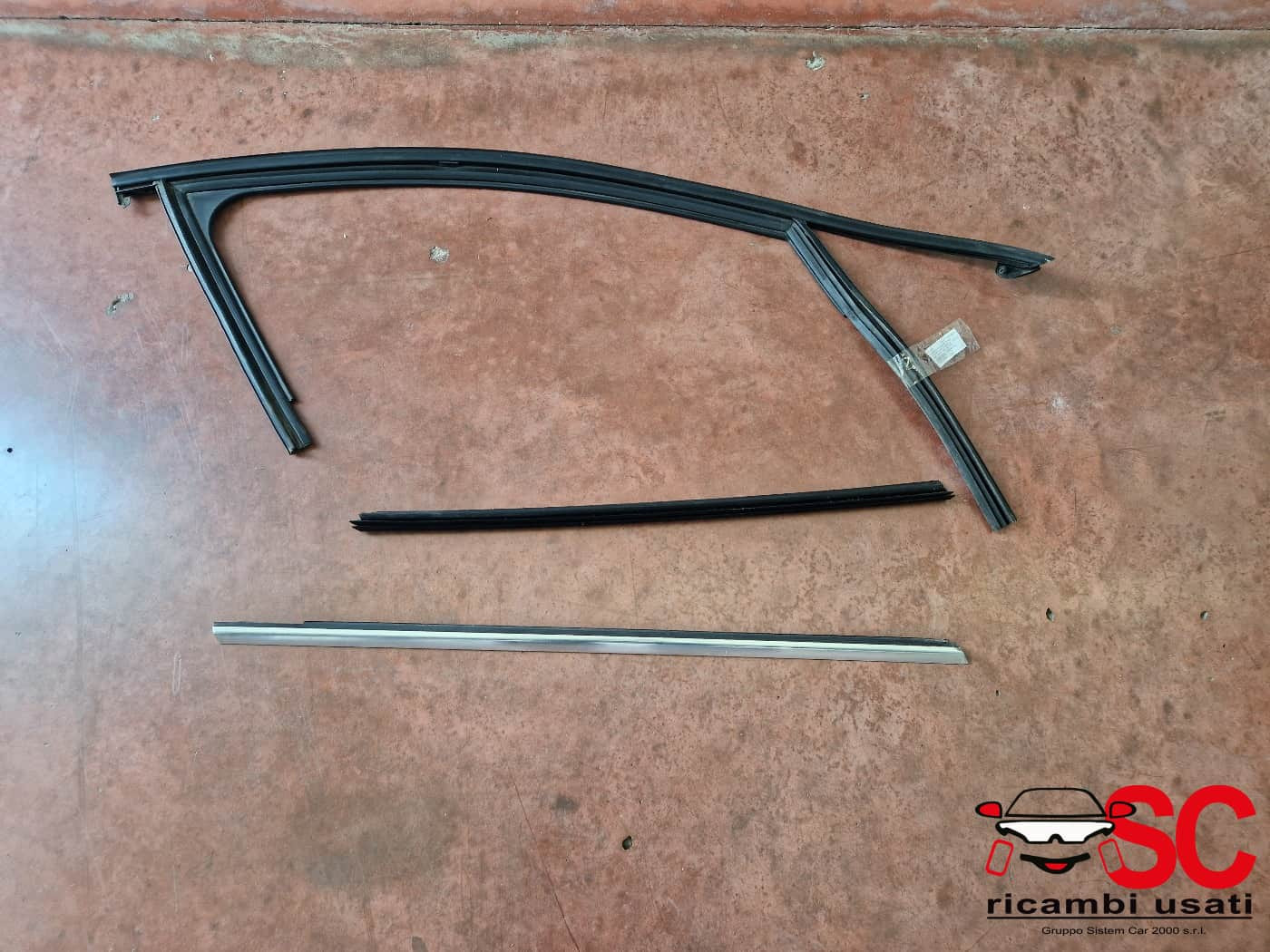 GUARNIZIONE PORTIERA ANTERIORE DESTRA MERCEDES Classe A Serie (W176) A1767251200 (12>18)