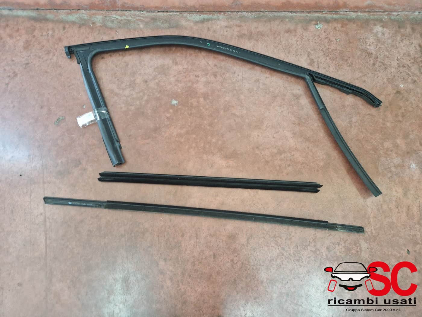 GUARNIZIONE PORTIERA ANTERIORE SINISTRA JEEP Compass Serie (16>)