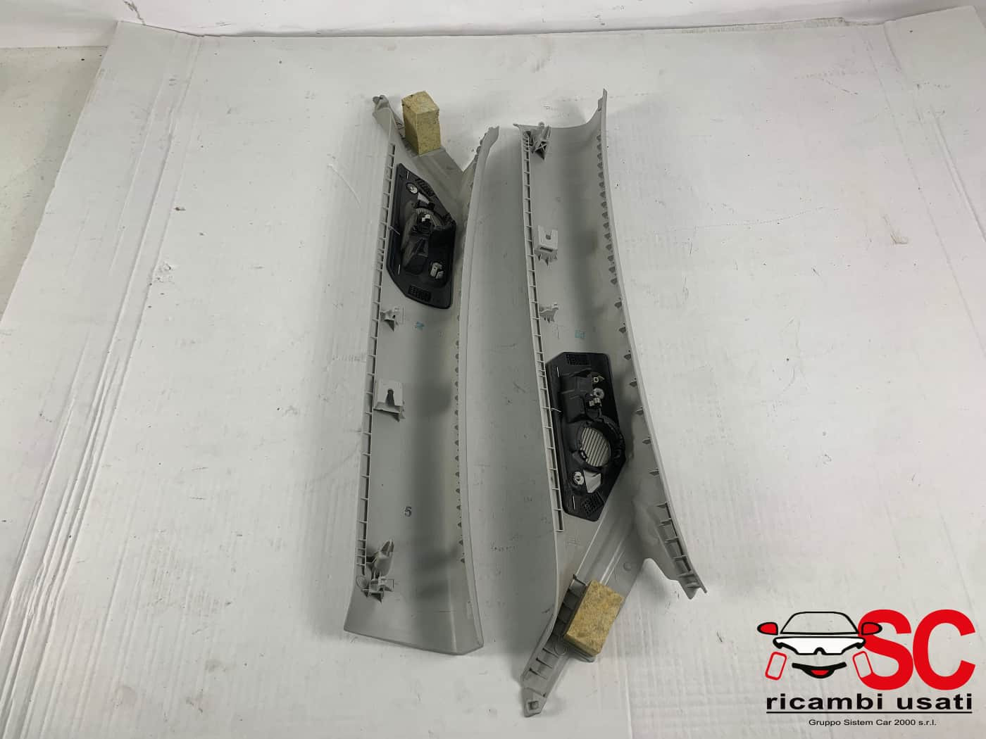 RIVESTIMENTO MONTANTE ANTERIORE SX E DX OPEL Astra L Serie 9836101480 (21>)