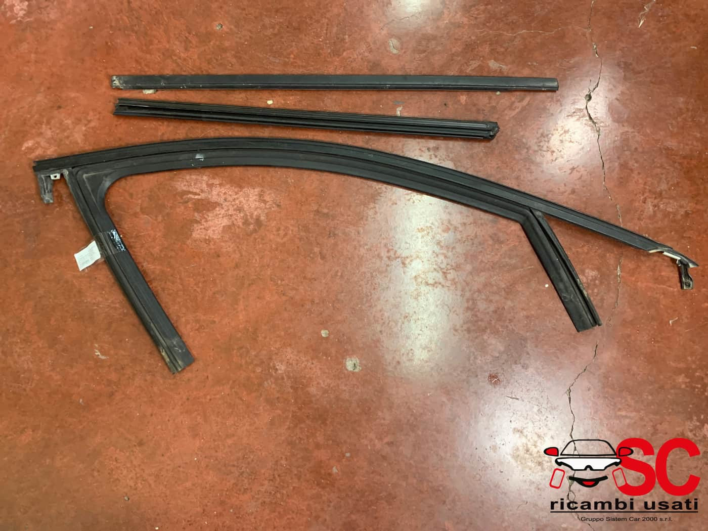 GUARNIZIONE PORTIERA ANTERIORE DESTRA OPEL Astra L Serie 9835342380 (21>)