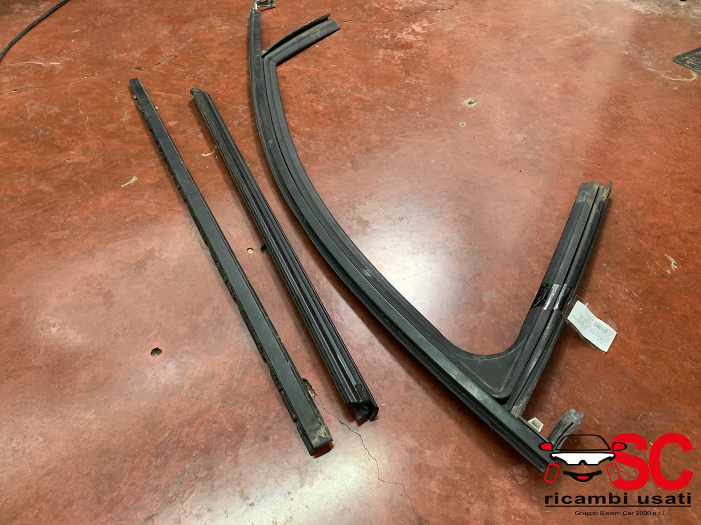 GUARNIZIONE PORTIERA ANTERIORE DESTRA OPEL Astra L Serie 9835342380 (21>)