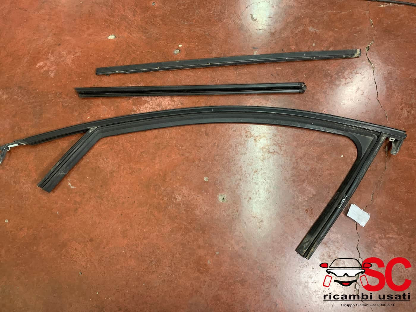 GUARNIZIONE PORTIERA ANTERIORE SINISTRA OPEL Astra L Serie 9835342780 (21>)