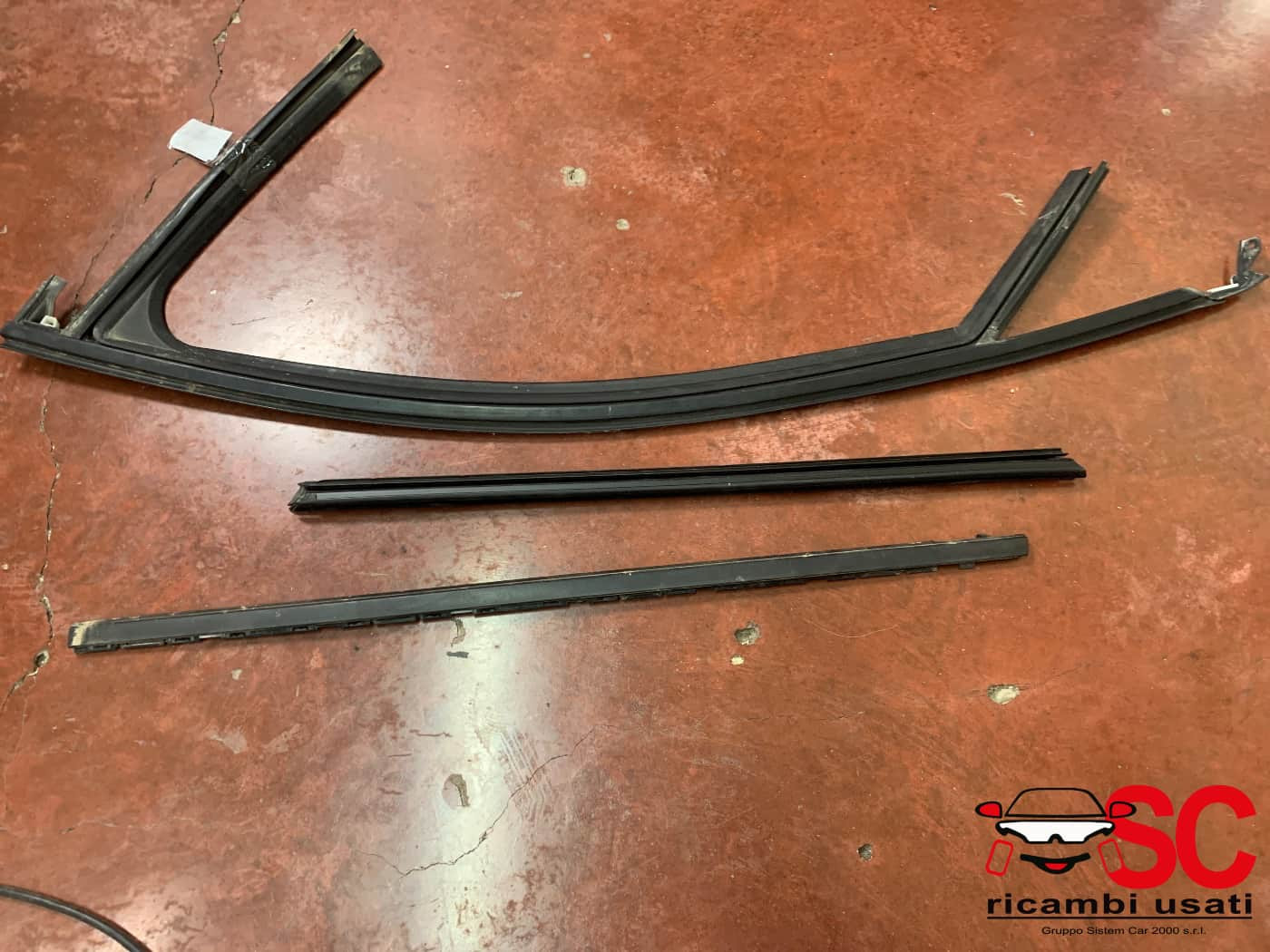 GUARNIZIONE PORTIERA ANTERIORE SINISTRA OPEL Astra L Serie 9835342780 (21>)