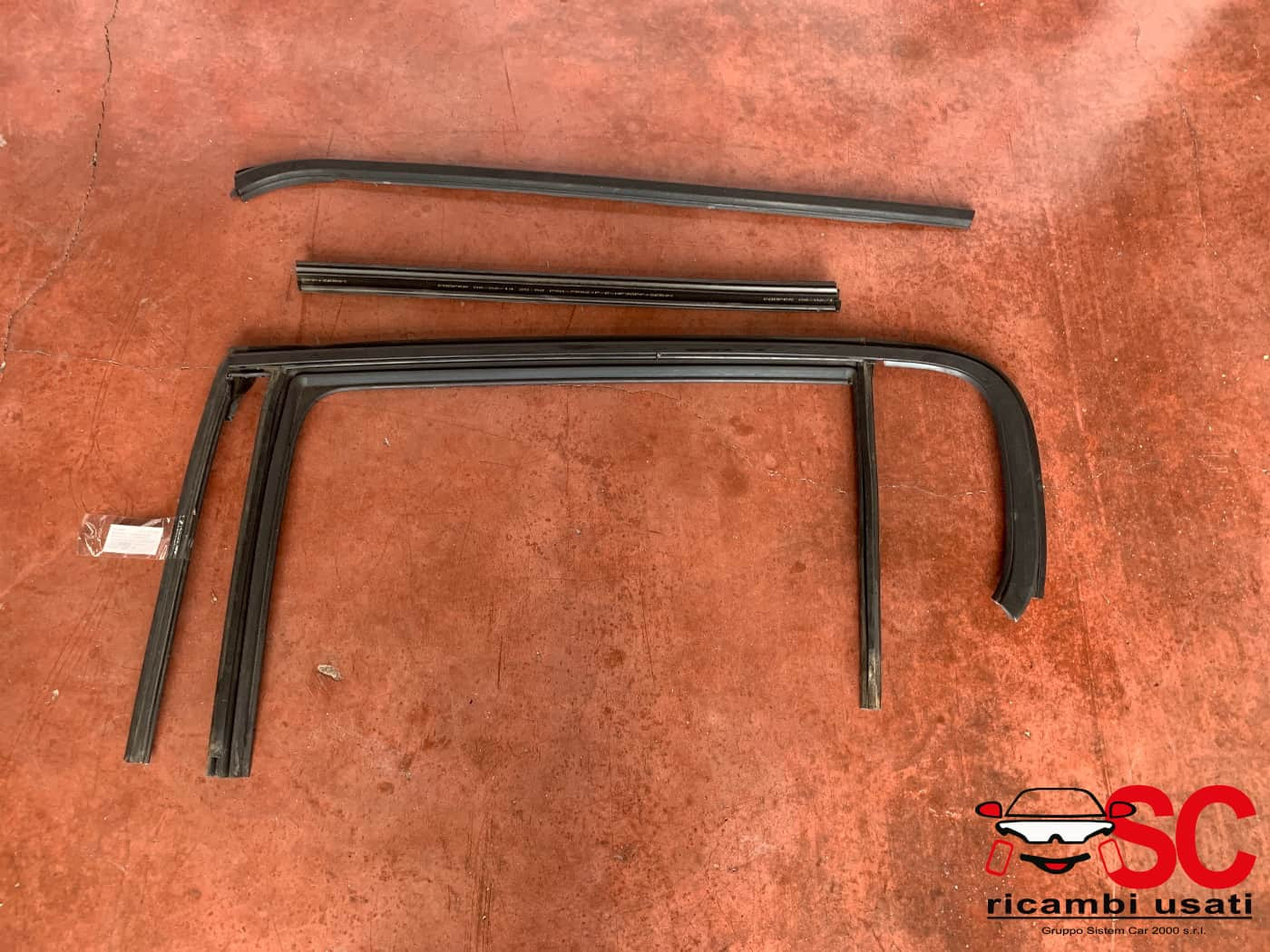 GUARNIZIONE PORTIERA POSTERIORE SINISTRA PEUGEOT 308 2° Serie 96778879XT (13>)