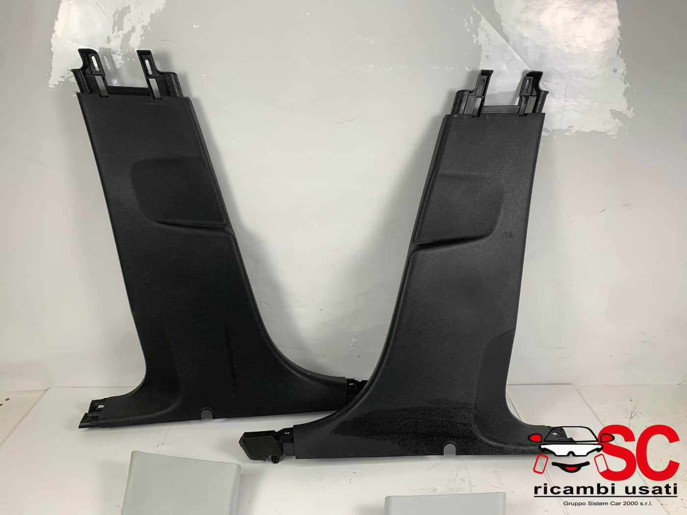 RIVESTIMENTO MONTANTE CENTRALE PEUGEOT 308 2° Serie 9677445977 (13>)