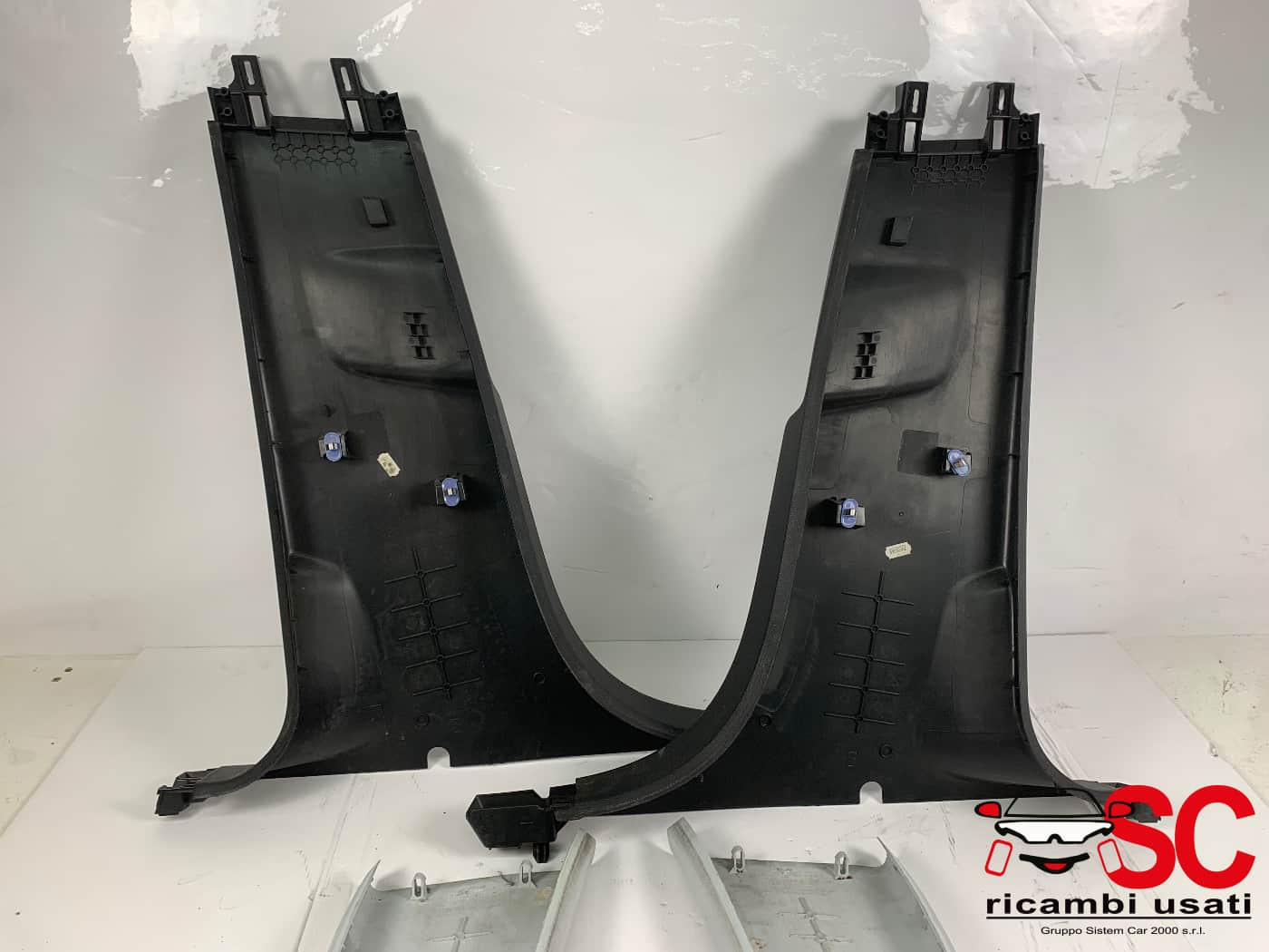 RIVESTIMENTO MONTANTE CENTRALE PEUGEOT 308 2° Serie 9677445977 (13>)