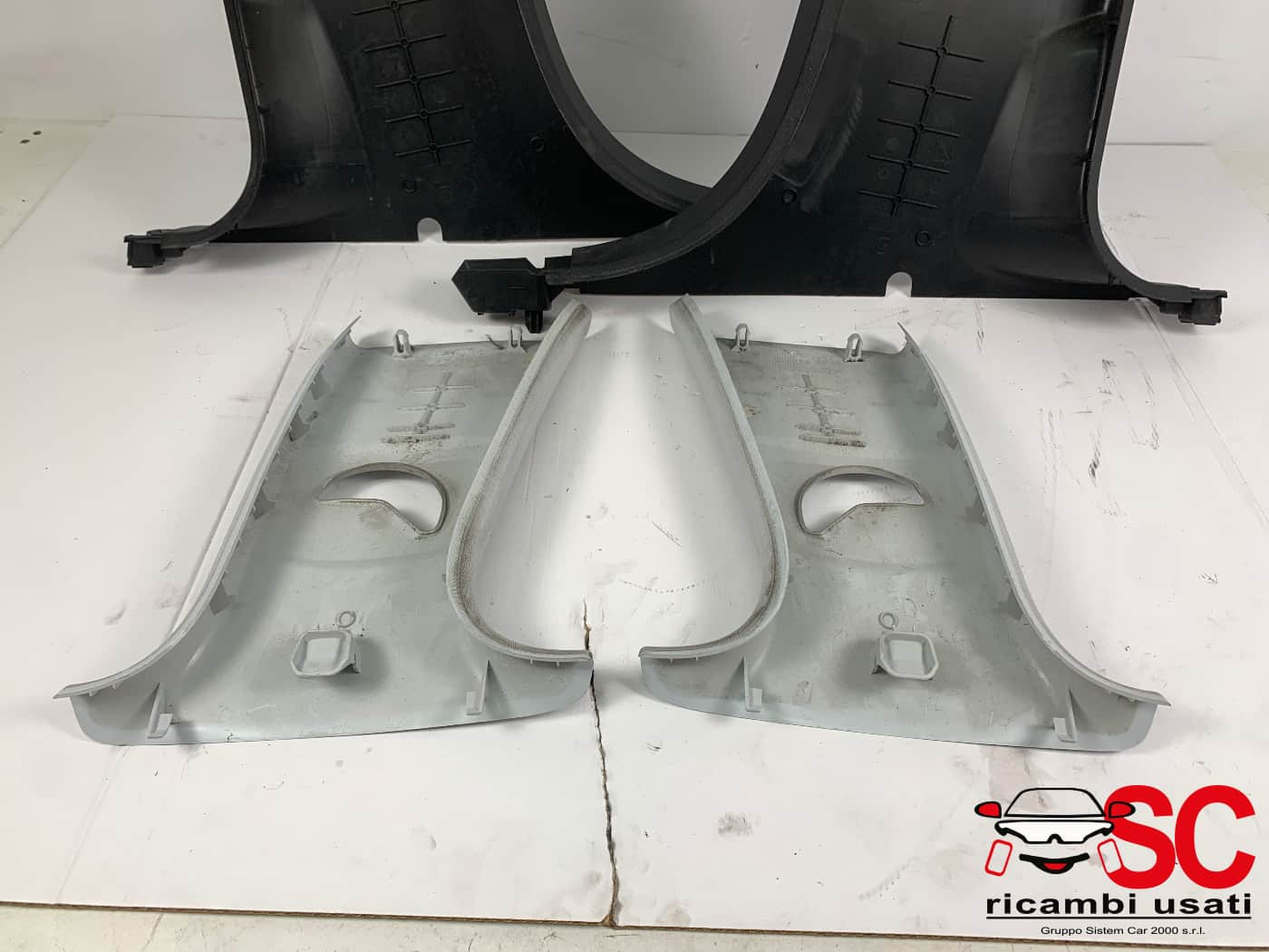 RIVESTIMENTO MONTANTE CENTRALE PEUGEOT 308 2° Serie 9677445977 (13>)
