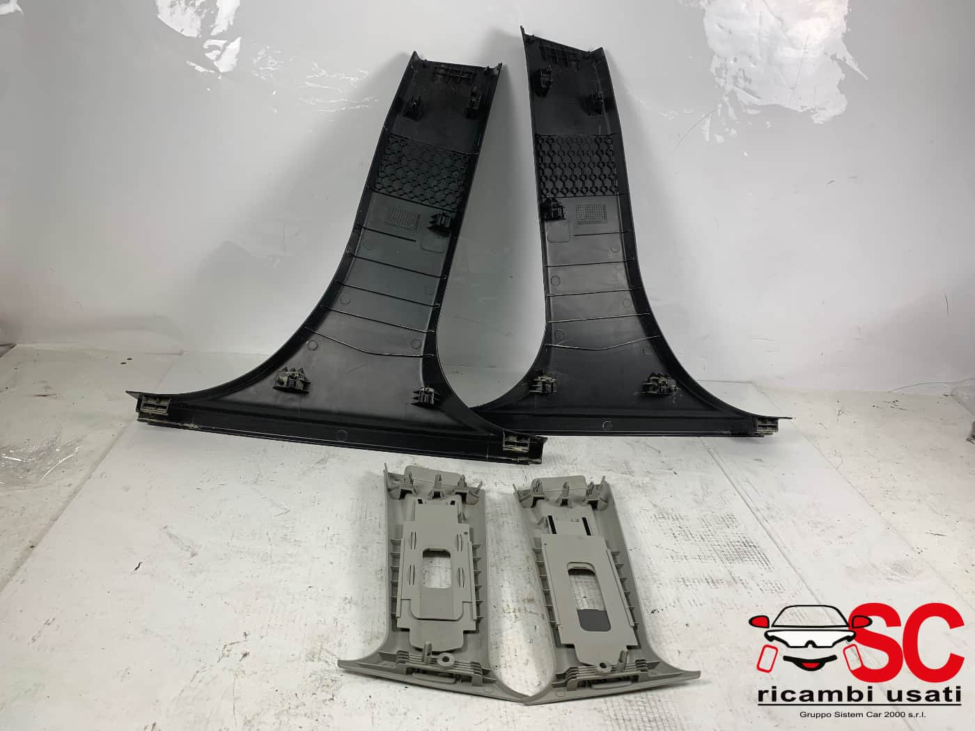 RIVESTIMENTO MONTANTE CENTRALE FORD Fiesta 6° Serie D1BBA24583A (08>17)