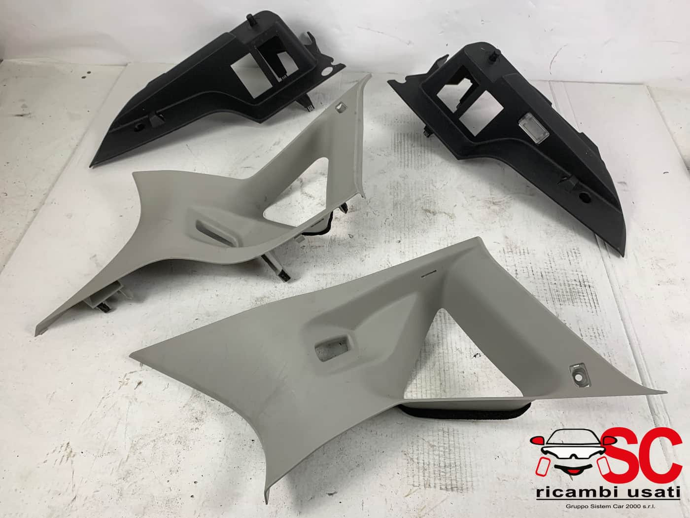 RIVESTIMENTO MONTANTE POSTERIORE SX E DX FORD Fiesta 6° Serie D1BBA31011A (08>17)