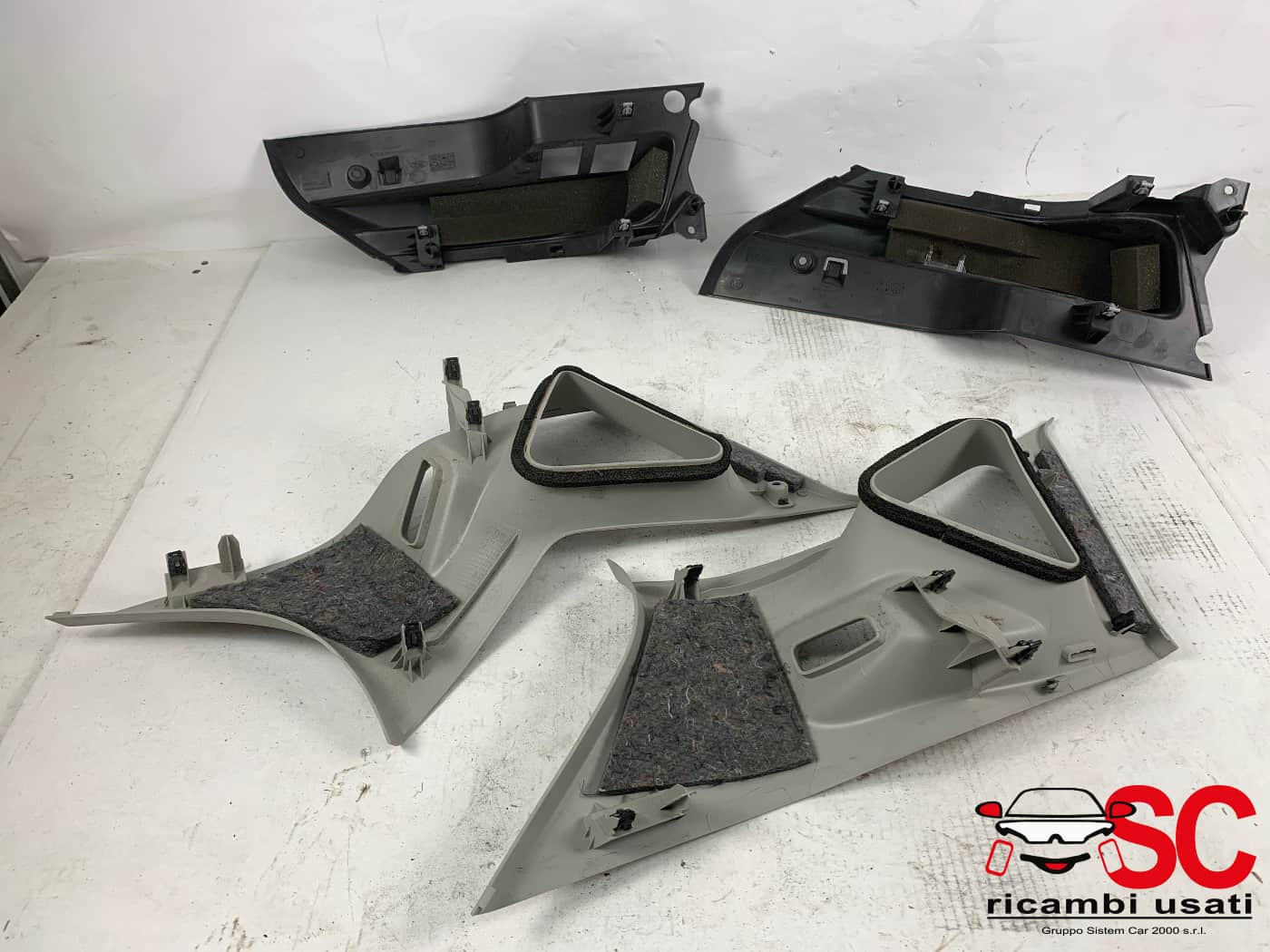 RIVESTIMENTO MONTANTE POSTERIORE SX E DX FORD Fiesta 6° Serie D1BBA31011A (08>17)