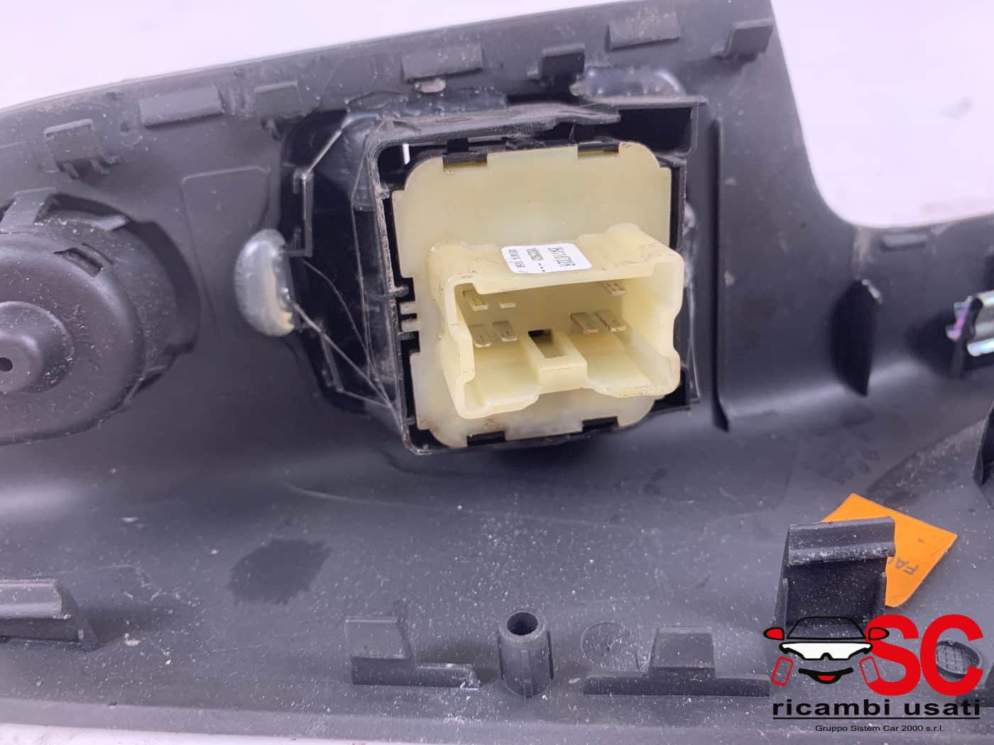 PULSANTIERA ANTERIORE SINISTRA RENAULT Trafic Serie 254118722R (14>)