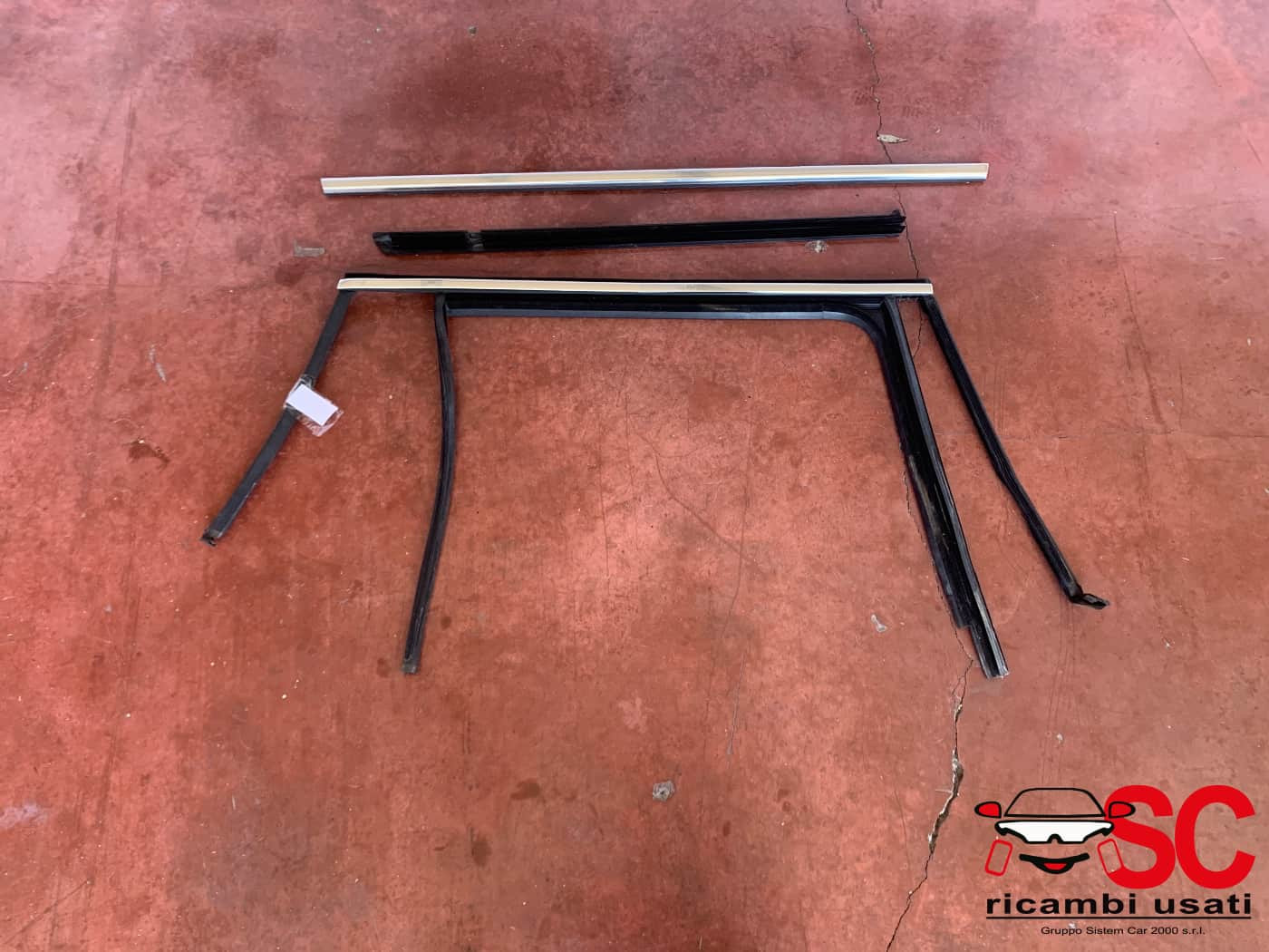 GUARNIZIONE PORTIERA POSTERIORE DESTRA VOLKSWAGEN Tiguan Serie 5NA839432 (16>)