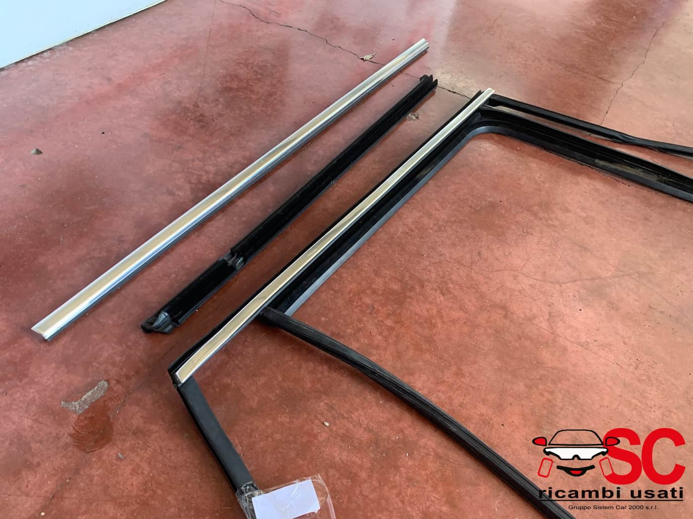 GUARNIZIONE PORTIERA POSTERIORE DESTRA VOLKSWAGEN Tiguan Serie 5NA839432 (16>)