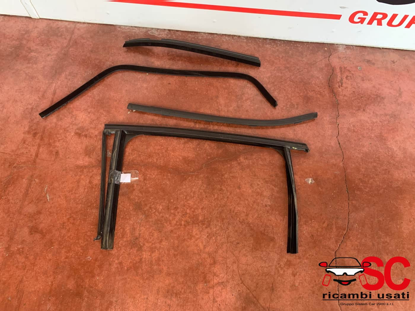 GUARNIZIONE PORTIERA POSTERIORE SINISTRA LANCIA Ypsilon 4° Serie 51944647 (11>23)
