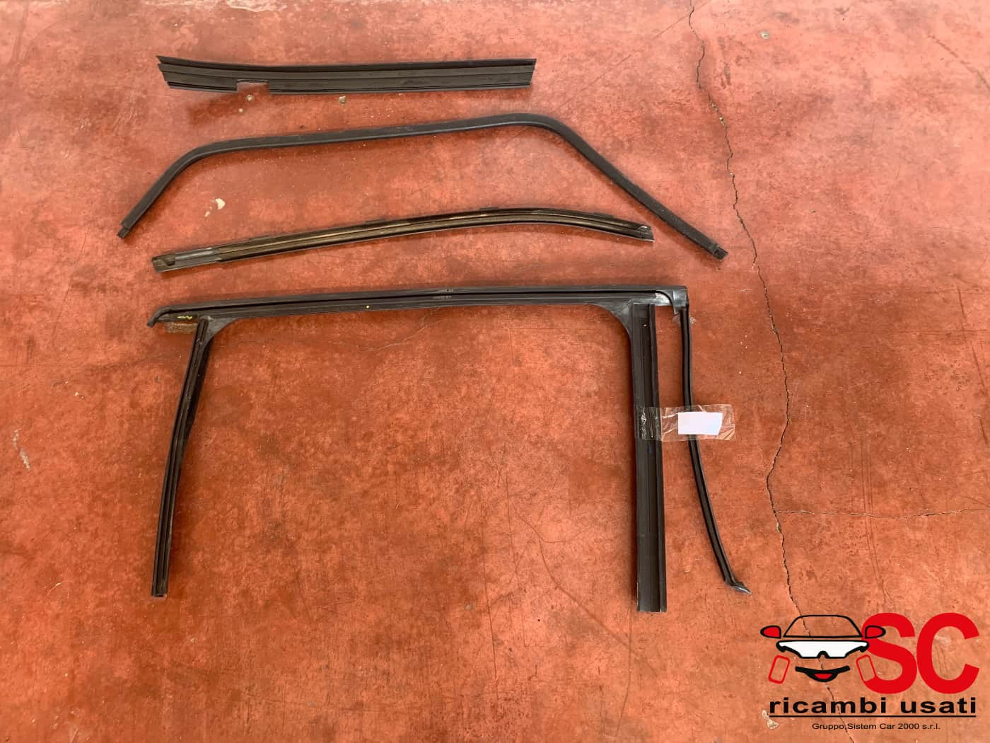 GUARNIZIONE PORTIERA POSTERIORE SINISTRA LANCIA Ypsilon 4° Serie 51944647 (11>23)