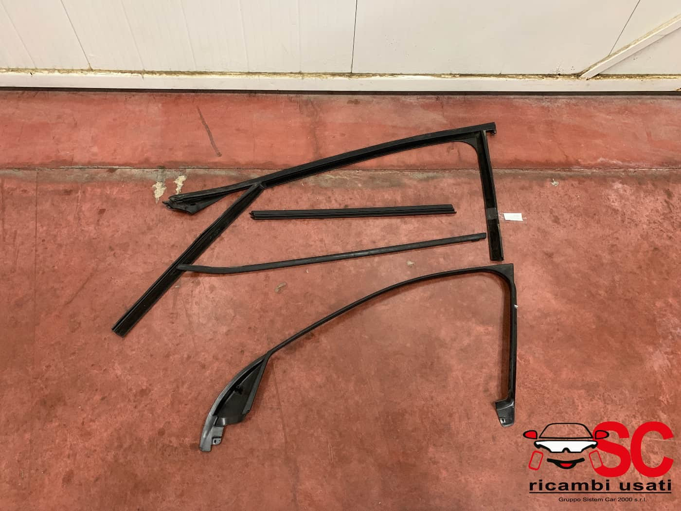 GUARNIZIONE PORTIERA ANTERIORE SINISTRA BMW X1 Serie (F48) 51337349635 7349635 (15>)