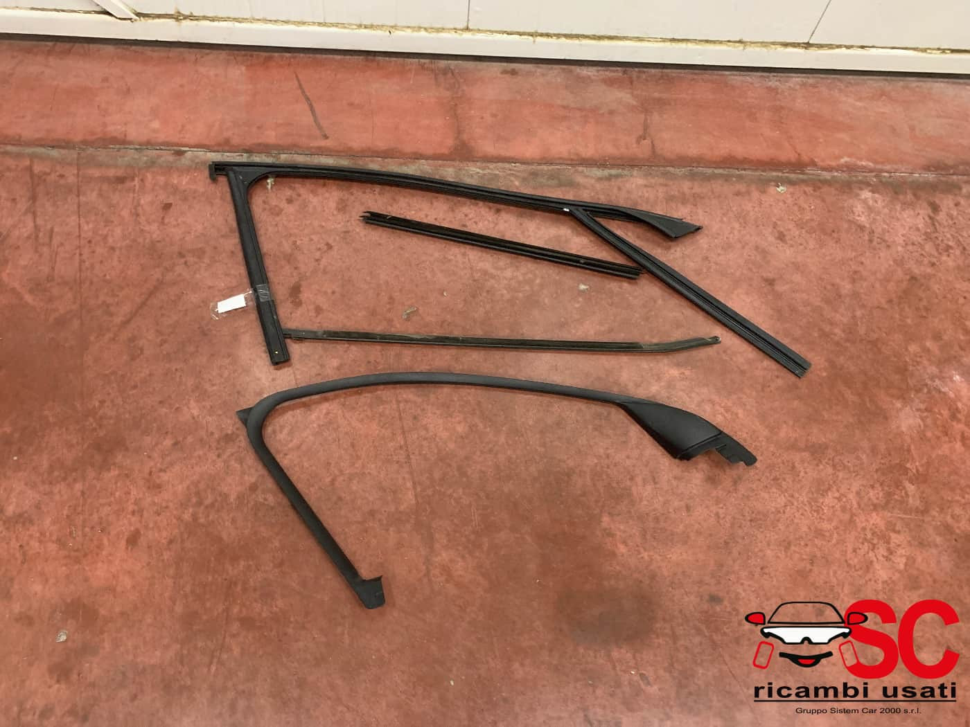 GUARNIZIONE PORTIERA ANTERIORE SINISTRA BMW X1 Serie (F48) 51337349635 7349635 (15>)
