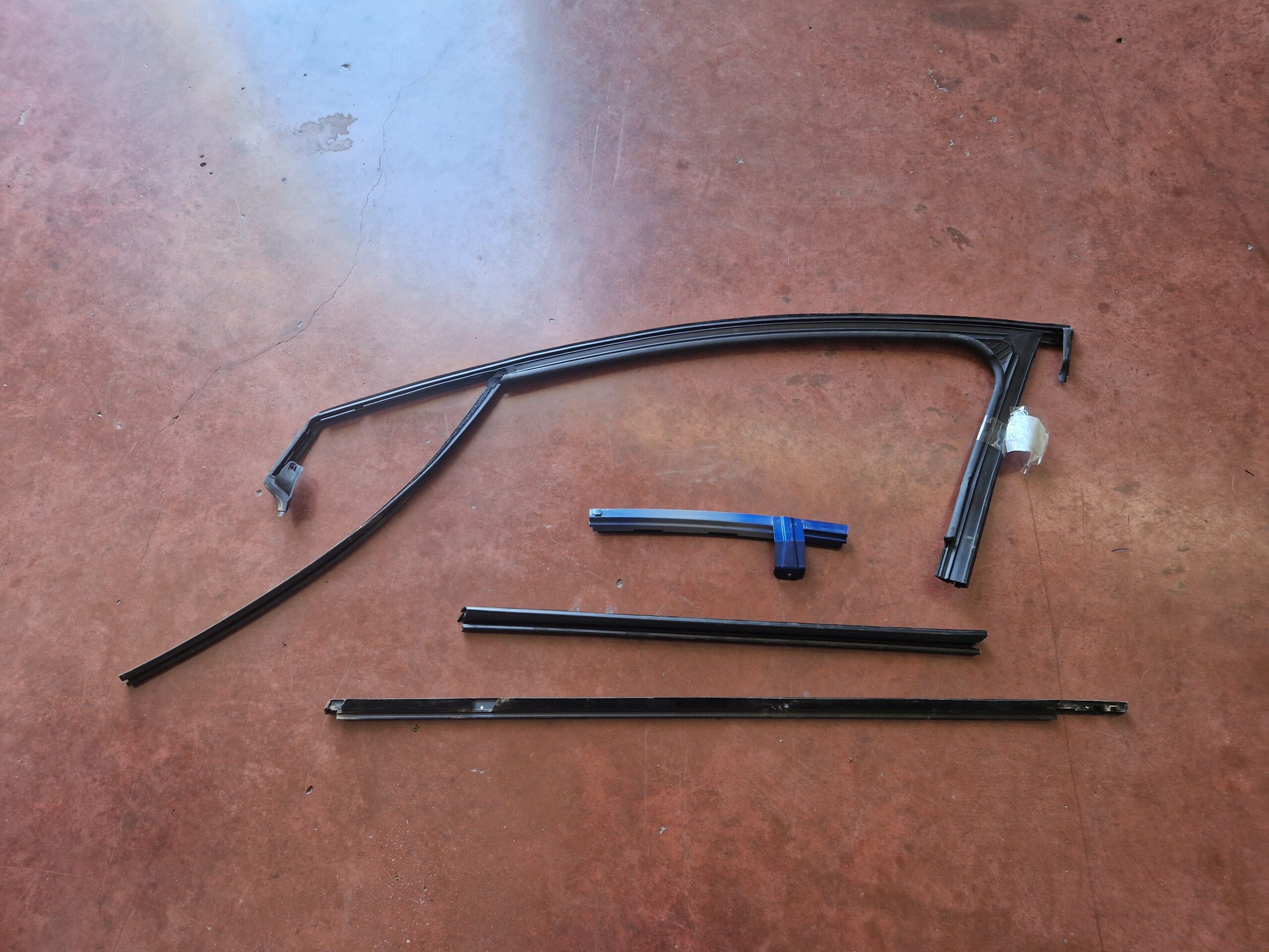 GUARNIZIONE PORTIERA ANTERIORE DESTRA RENAULT CLIO Serie V 803306673R H4M C6 (19>)