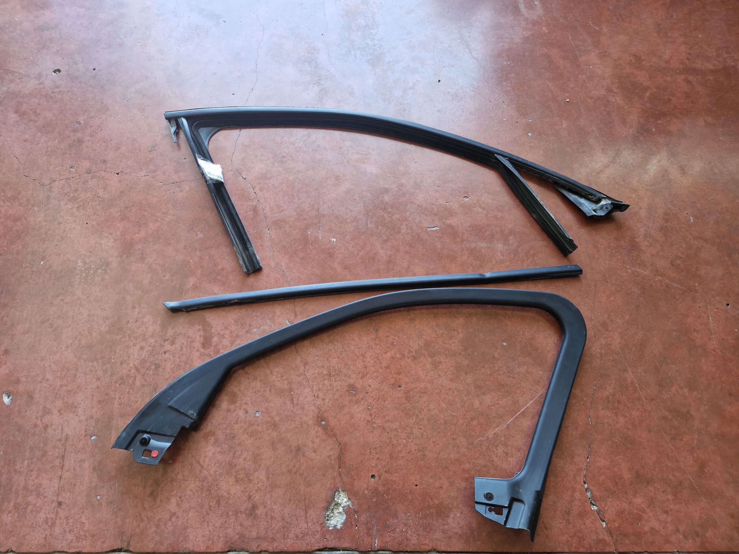 GUARNIZIONE PORTIERA ANTERIORE DESTRA ALFA ROMEO Stelvio Serie (949_) 50535374 (16>)