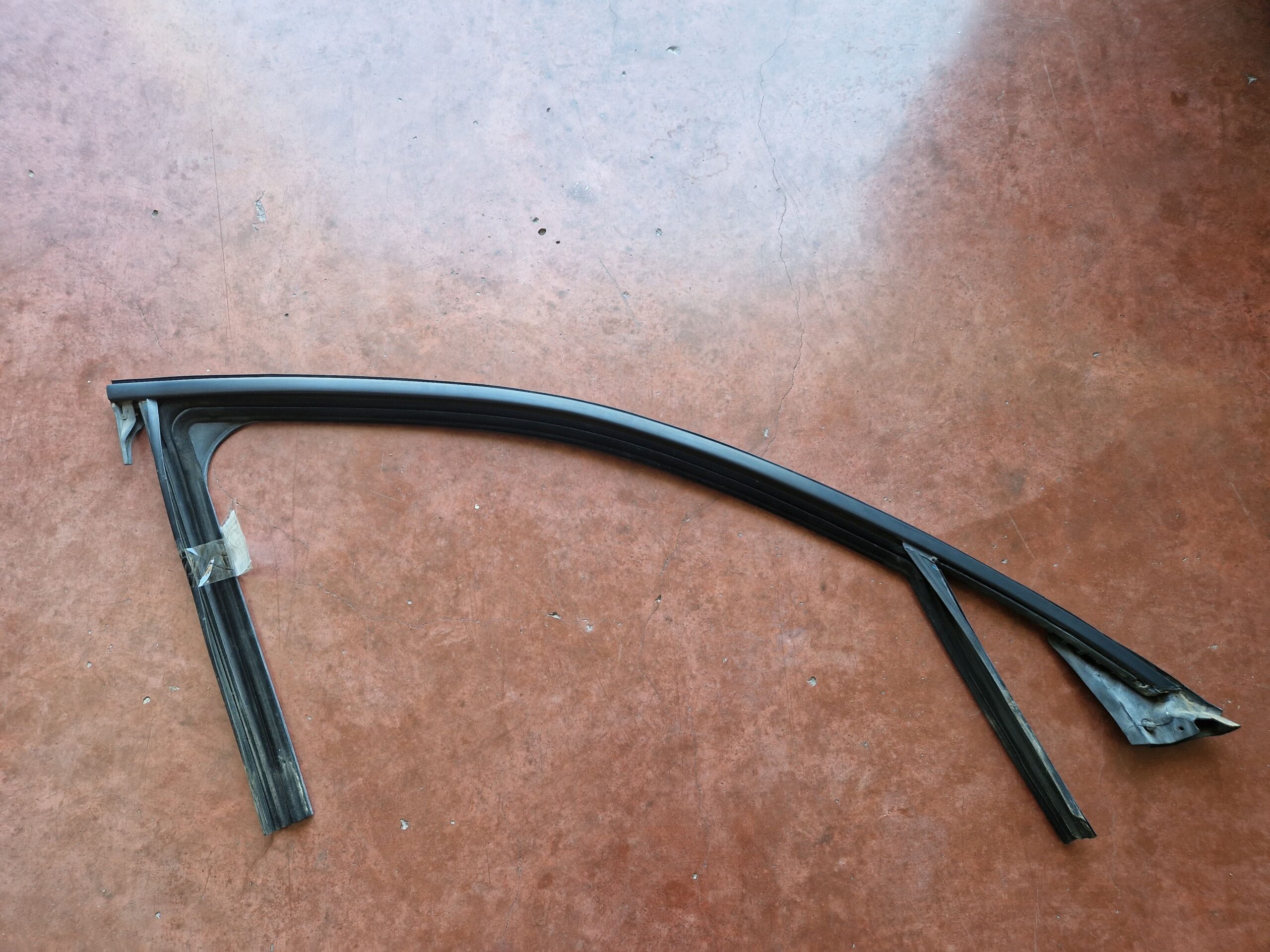 GUARNIZIONE PORTIERA ANTERIORE DESTRA ALFA ROMEO Stelvio Serie (949_) 50535374 (16>)