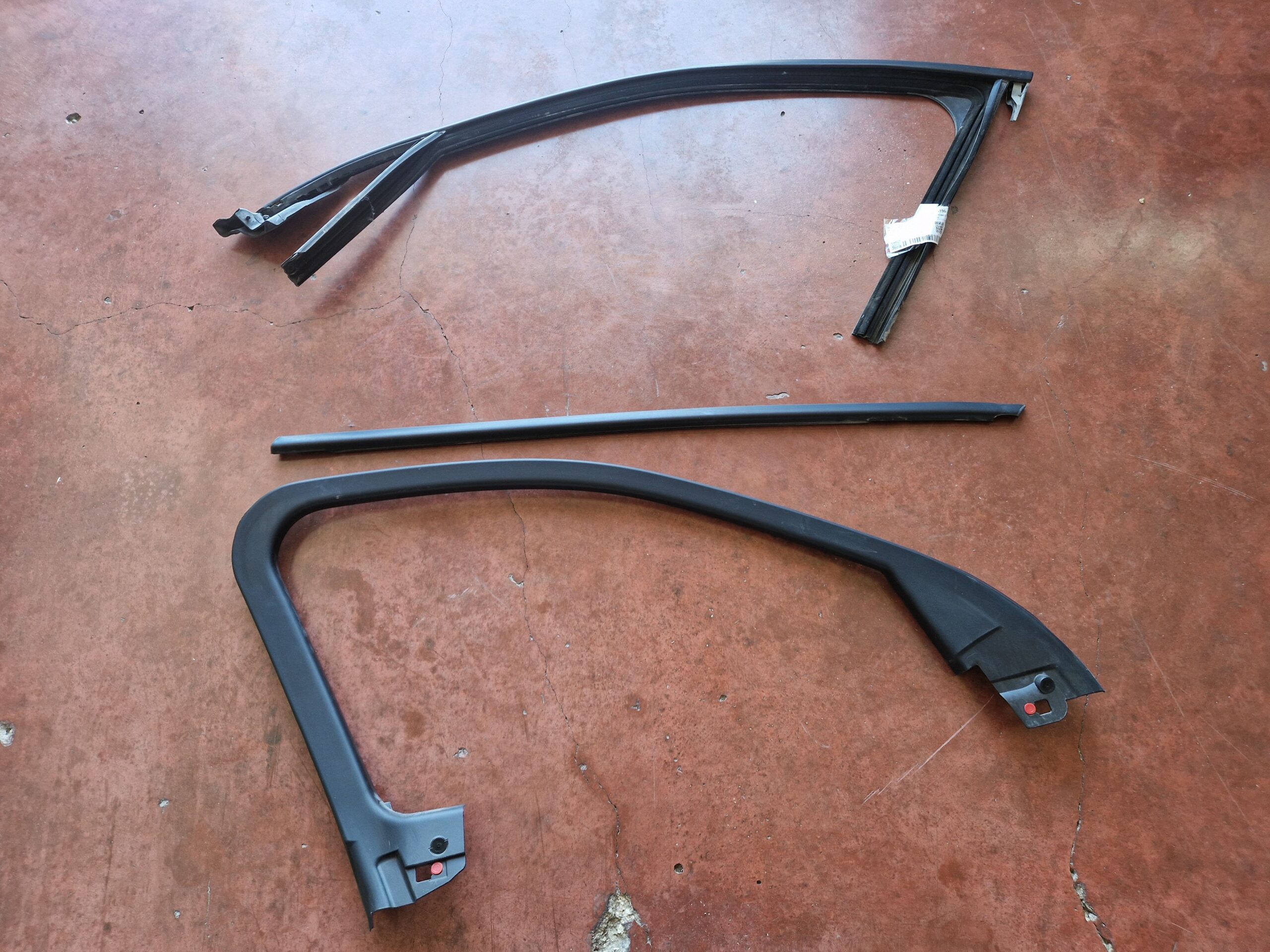 GUARNIZIONE PORTIERA ANTERIORE SINISTRA ALFA ROMEO Stelvio Serie (949_) 50571168 55284529 (16>)