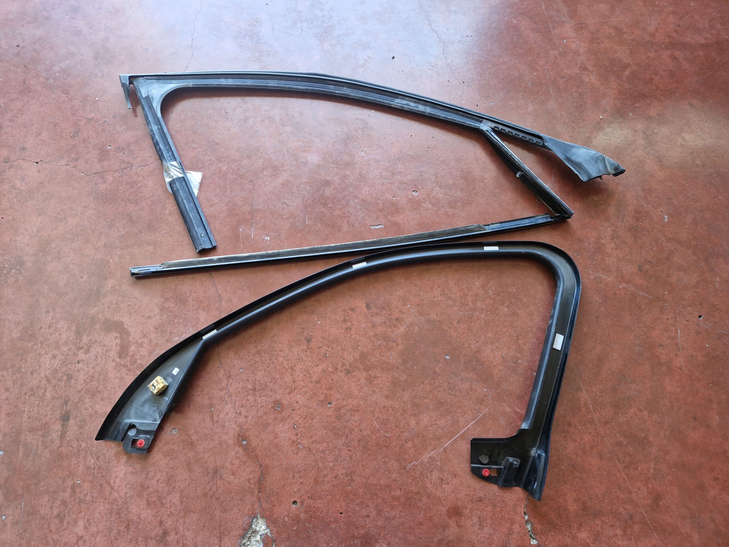 GUARNIZIONE PORTIERA ANTERIORE SINISTRA ALFA ROMEO Stelvio Serie (949_) 50571168 55284529 (16>)