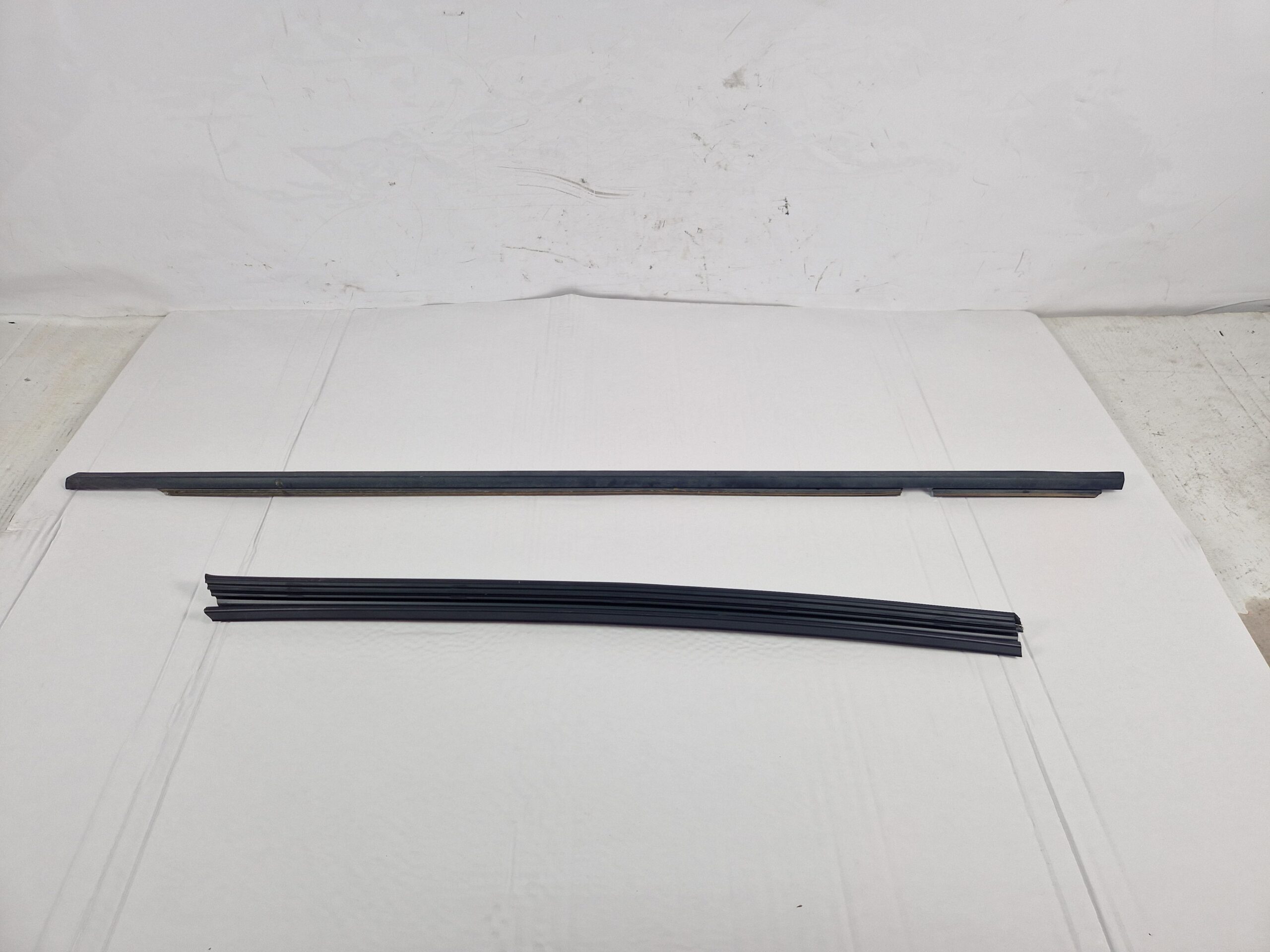 RASCHIAVETRO ANTERIORE SX RENAULT CLIO Serie V 808213513R H4M C6 (19>)