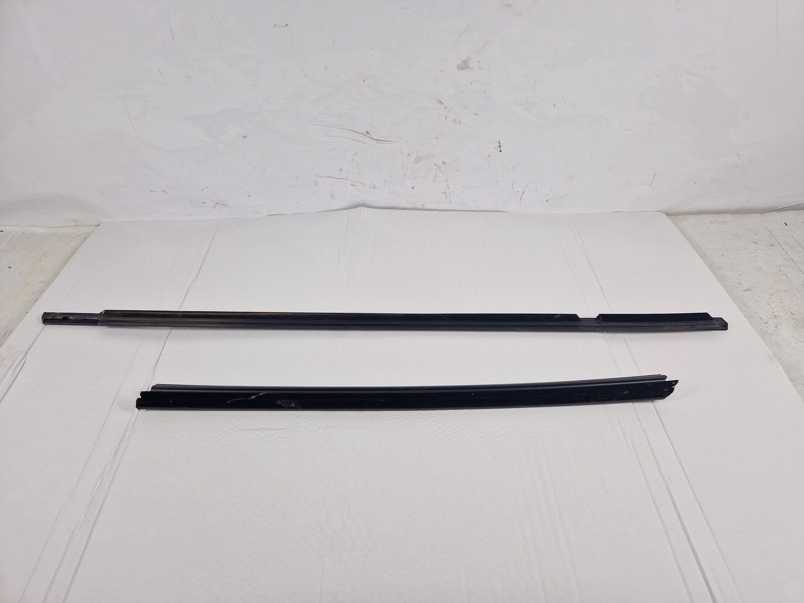 RASCHIAVETRO ANTERIORE SX RENAULT CLIO Serie V 808213513R H4M C6 (19>)