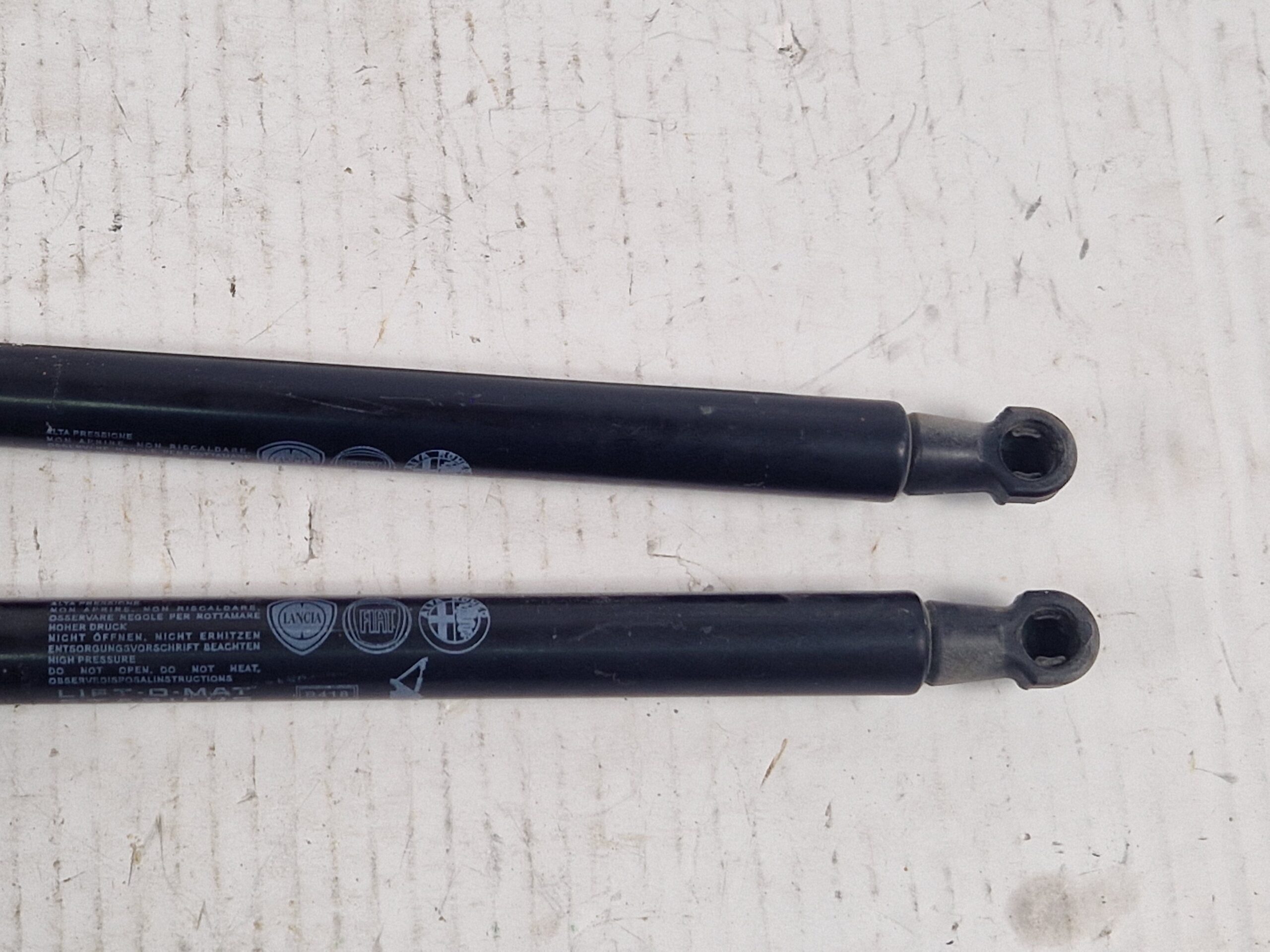 PISTONCINI COFANO POST. FIAT Panda 3° Serie 51841634 (12>)