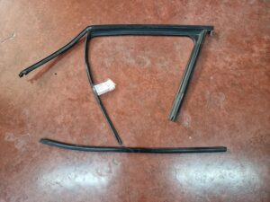 GUARNIZIONE PORTIERA ANTERIORE SINISTRA JEEP Renegade Serie 52095965 (18>)